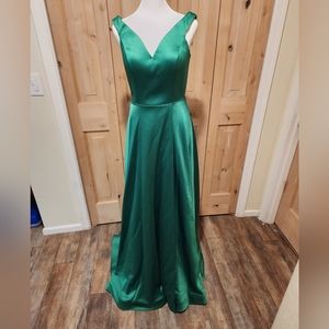 Green Jovani JVN size 4 gown